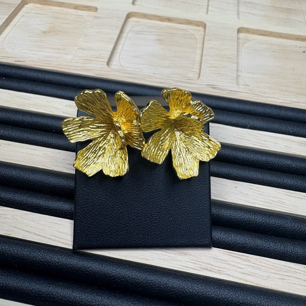 Elegant Gold Flower Earrings